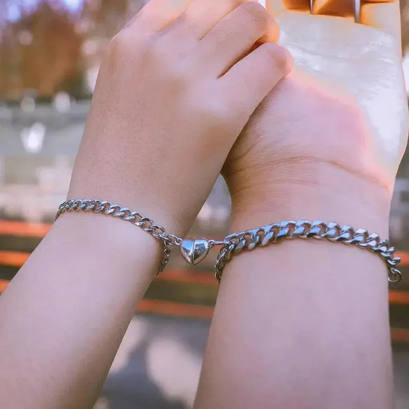 Pulseras Magnéticas Plateadas para Parejas — Unidas por un Símbolo, No por la Distancia