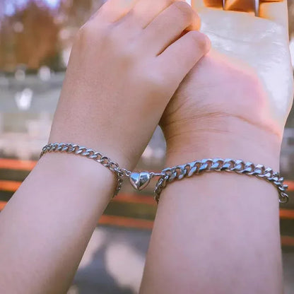 Pulseras Magnéticas Plateadas para Parejas — Unidas por un Símbolo, No por la Distancia