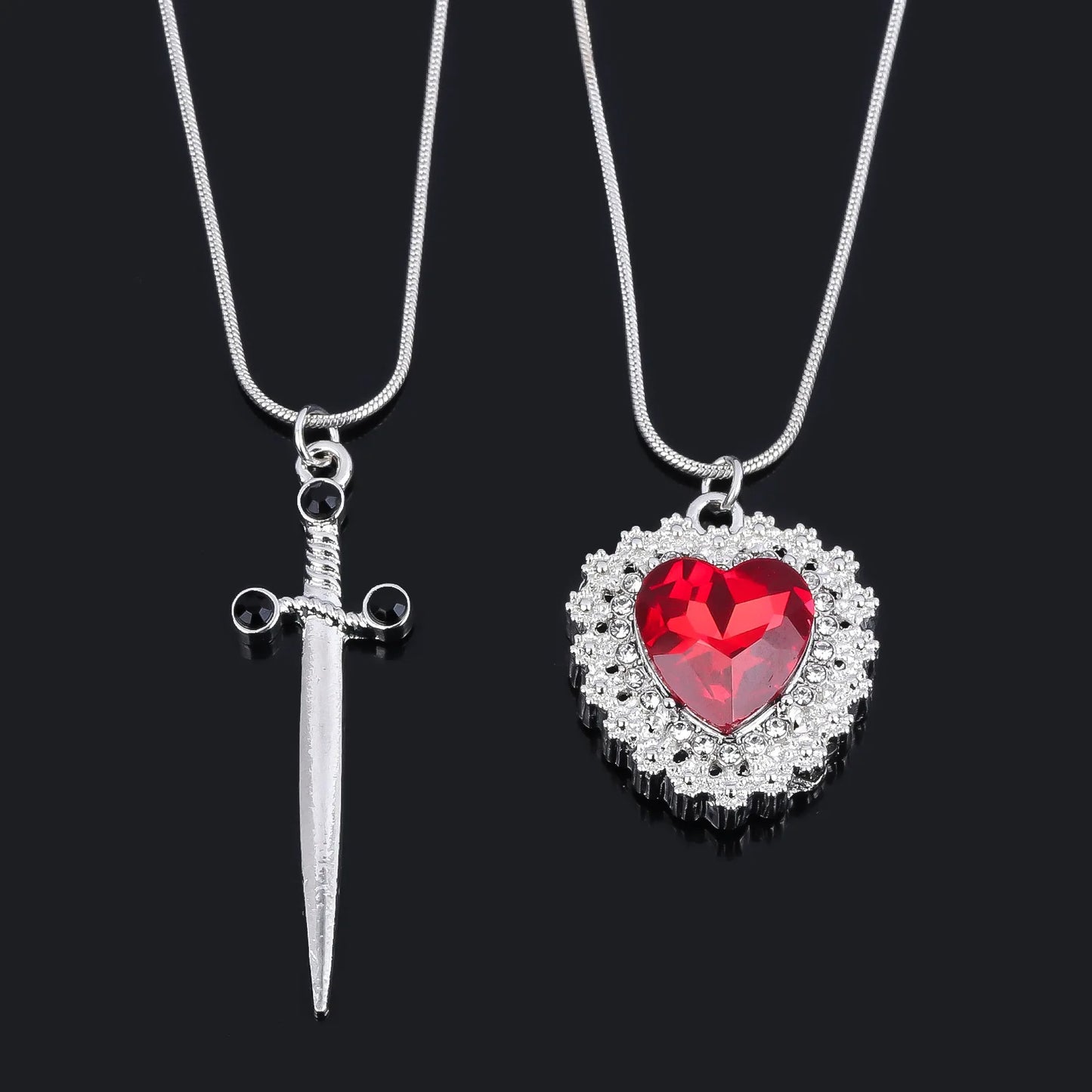 Dúo de Collares Corazón y Espada de Plata – Amor que da fuerza, fuerza que enamora