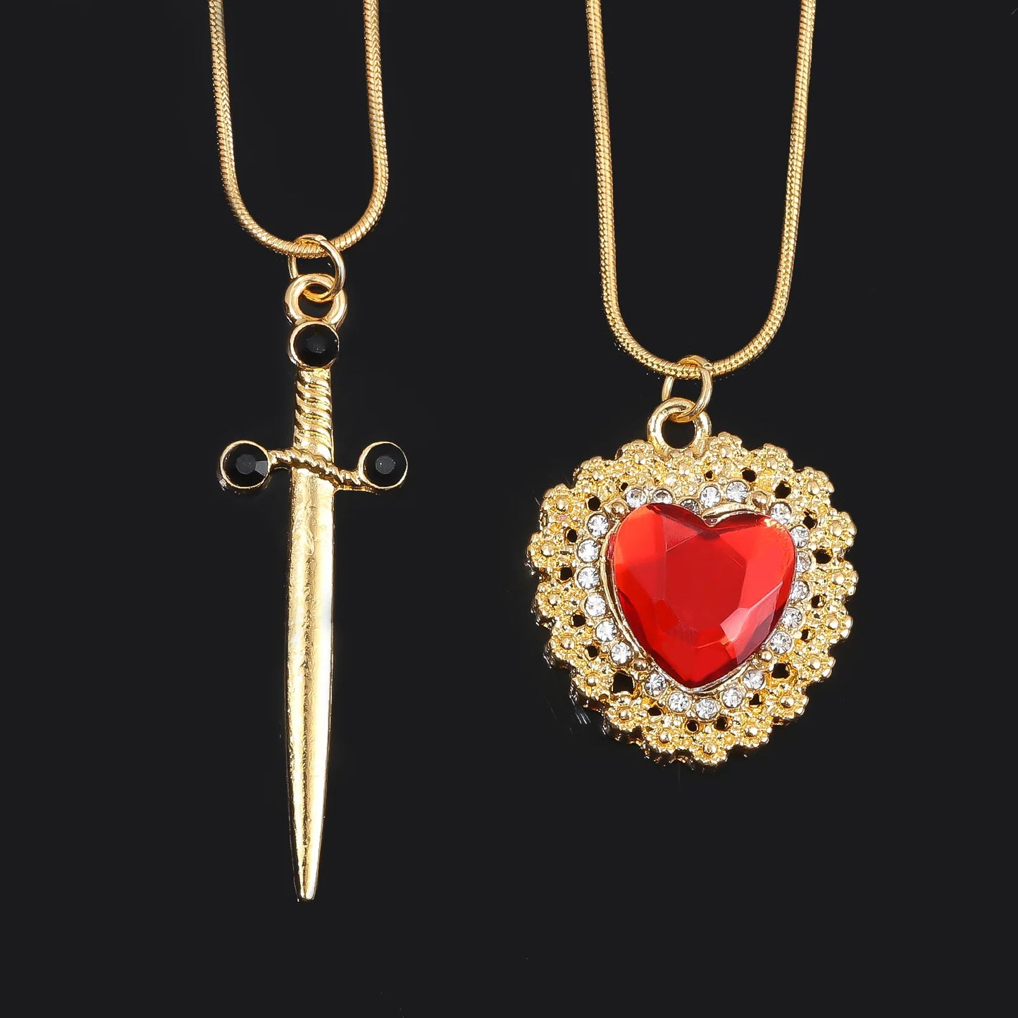 Dúo de Collares Corazón y Espada de Plata – Amor que da fuerza, fuerza que enamora