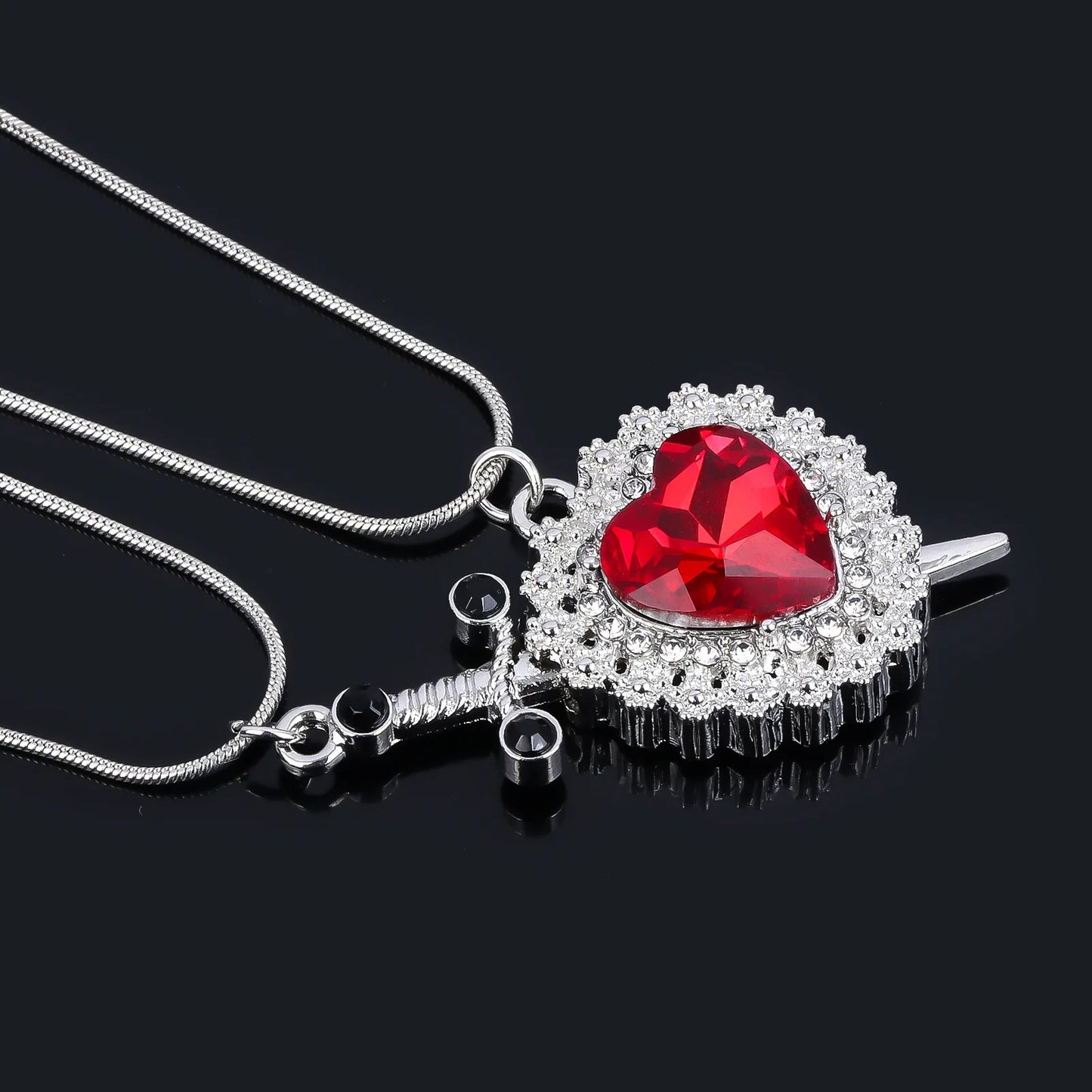 Dúo de Collares Corazón y Espada de Plata – Amor que da fuerza, fuerza que enamora