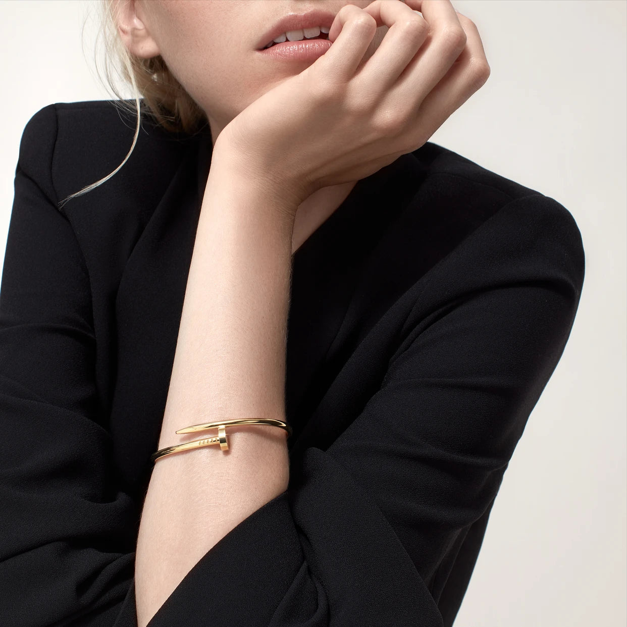 Brazalete Cartier Clavo – Elegancia Minimalista que resalta tu exclusividad