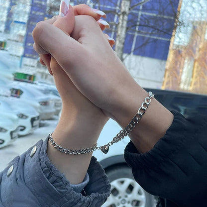 Pulseras Magnéticas Plateadas para Parejas — Unidas por un Símbolo, No por la Distancia