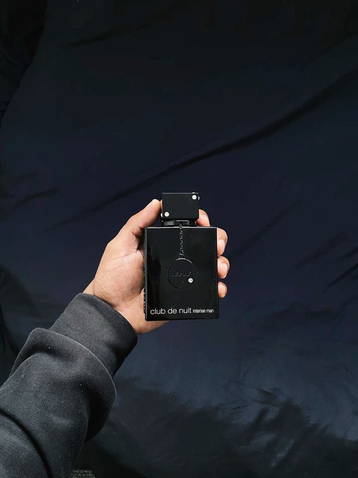 Club de Nuit Intense Man – El perfume que convierte tu presencia en recuerdo inolvidable.