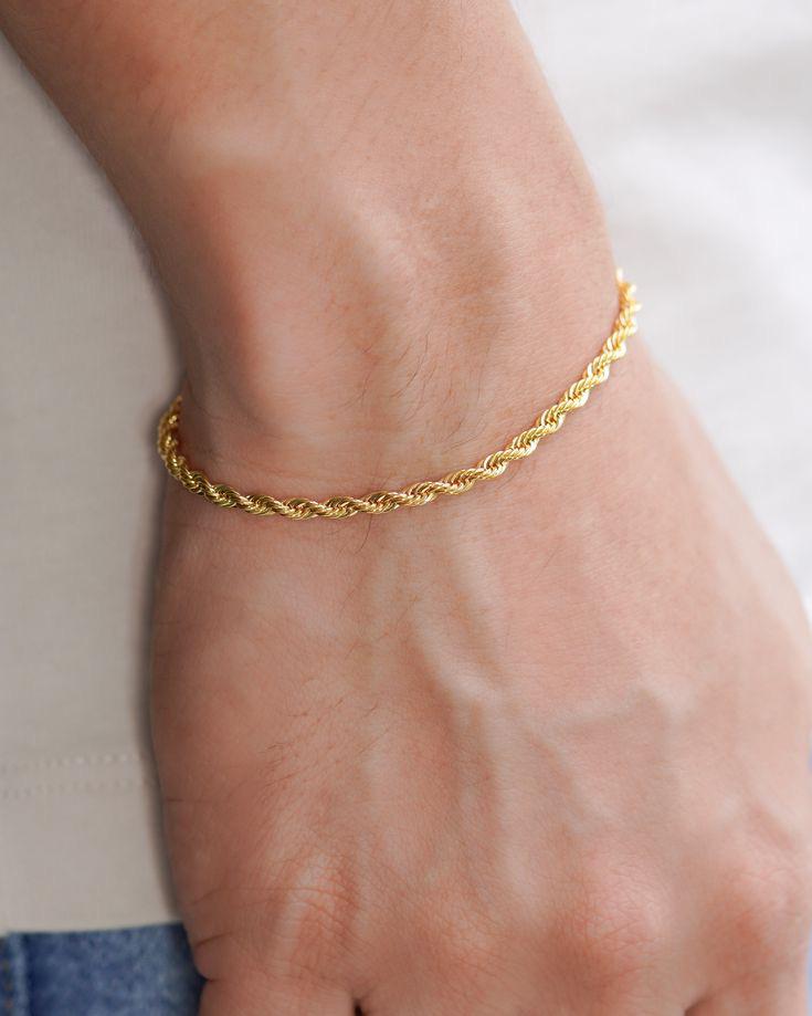 Pulsera Trenzada Dorada “Gold Rope”: elegancia con carácter.