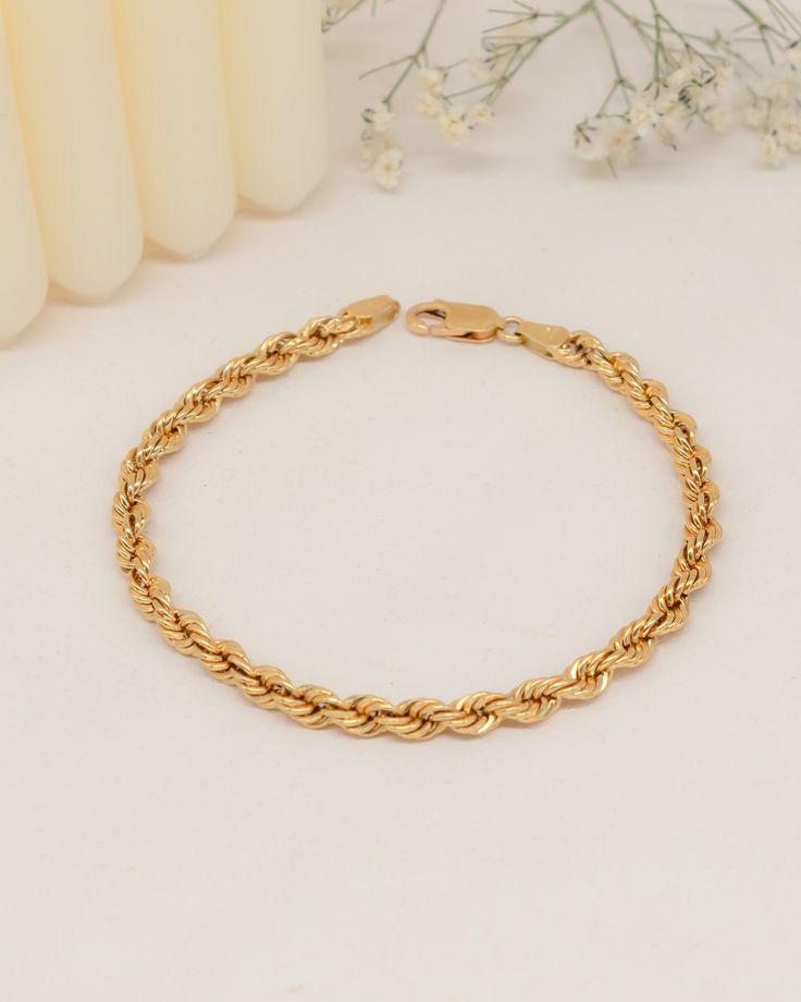 Pulsera Trenzada Dorada “Gold Rope”: elegancia con carácter.