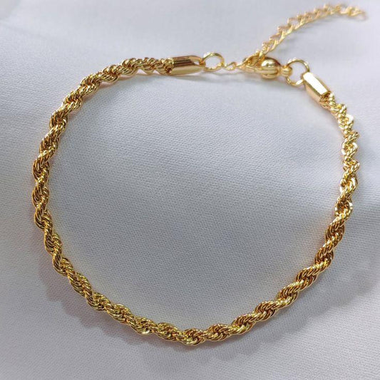 Pulsera Trenzada Dorada “Gold Rope”: elegancia con carácter.