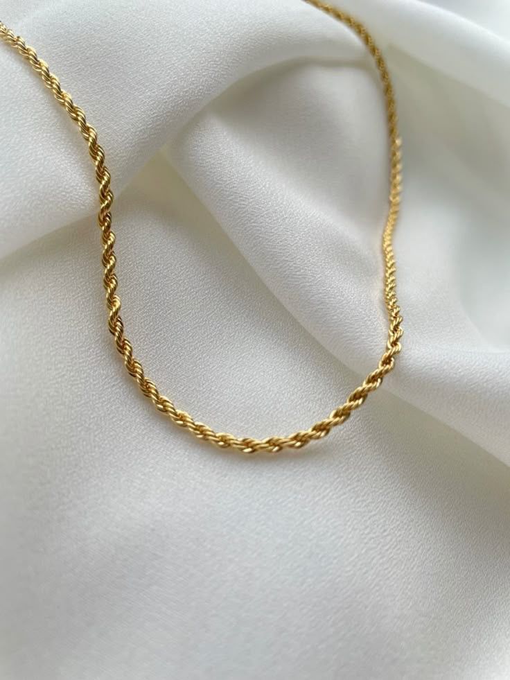 Pulsera Trenzada Dorada “Gold Rope”: elegancia con carácter.