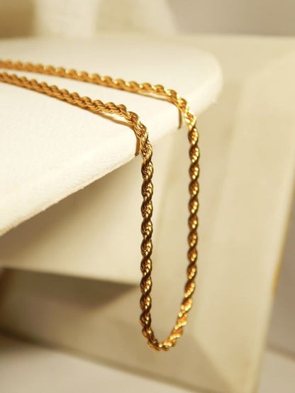 Pulsera Trenzada Dorada “Gold Rope”: elegancia con carácter.