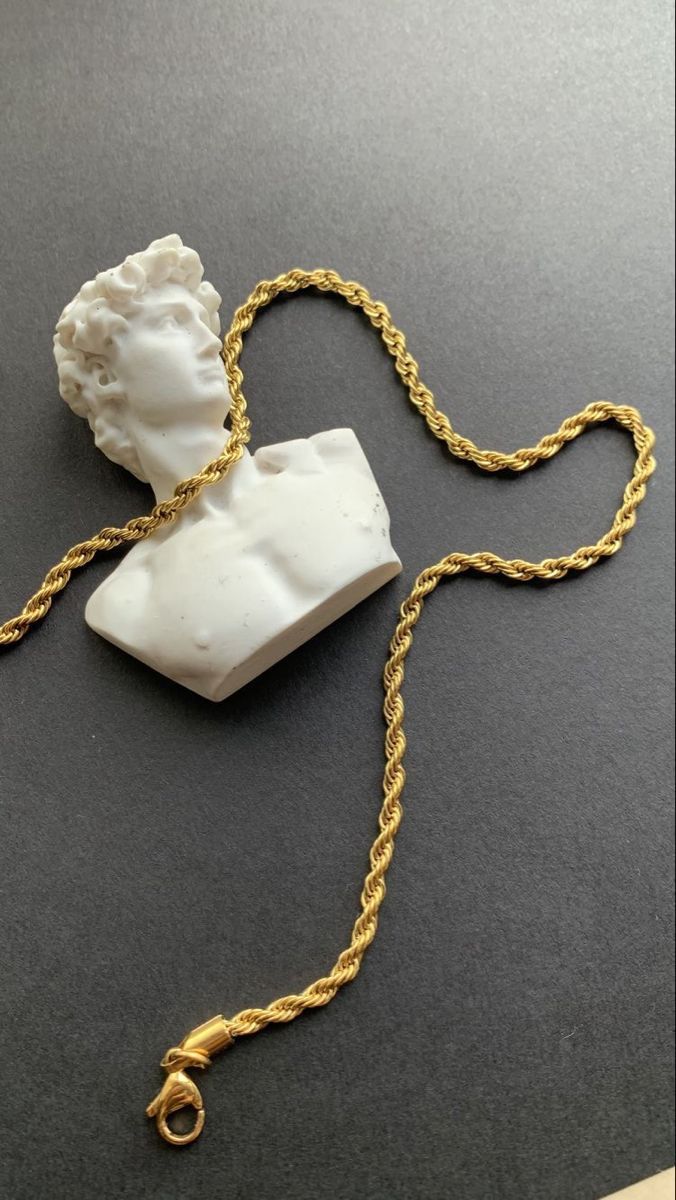 Pulsera Trenzada Dorada “Gold Rope”: elegancia con carácter.
