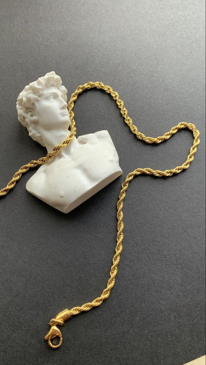 Pulsera Trenzada Dorada “Gold Rope”: elegancia con carácter.