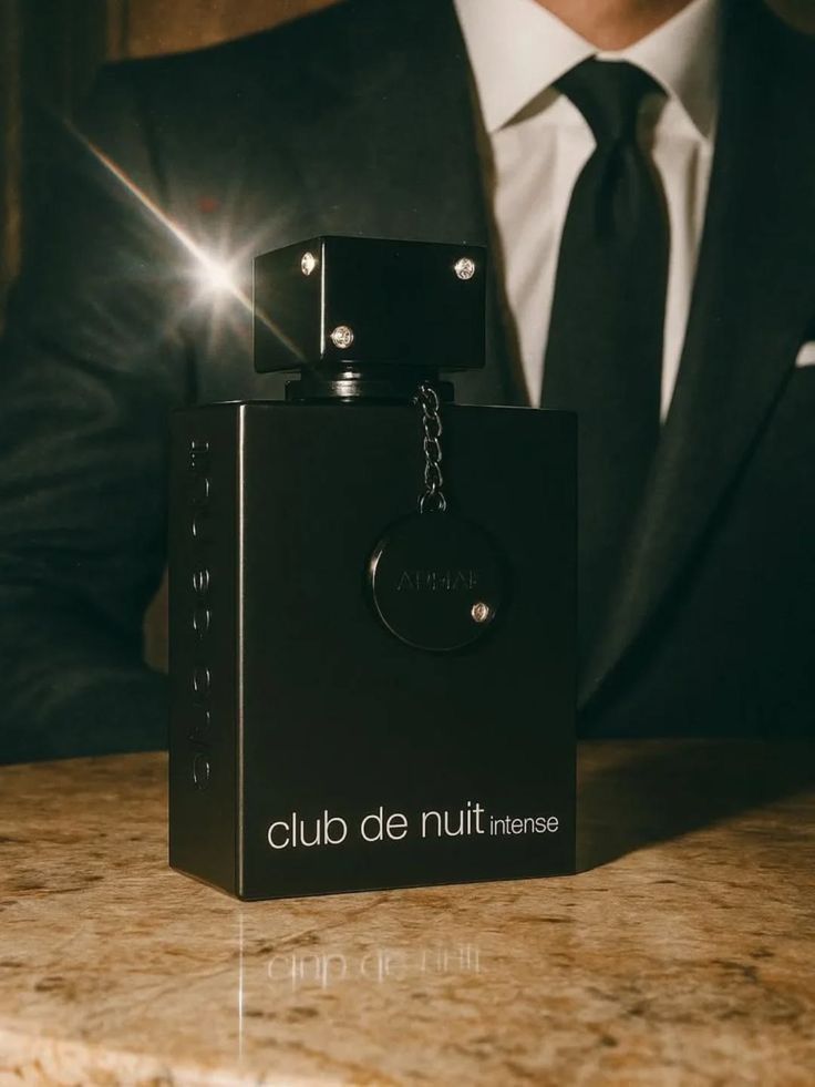 Club de Nuit Intense Man – El perfume que convierte tu presencia en recuerdo inolvidable.