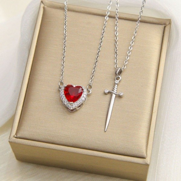Dúo de Collares Corazón y Espada de Plata – Amor que da fuerza, fuerza que enamora