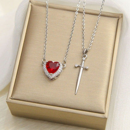 Dúo de Collares Corazón y Espada de Plata – Amor que da fuerza, fuerza que enamora
